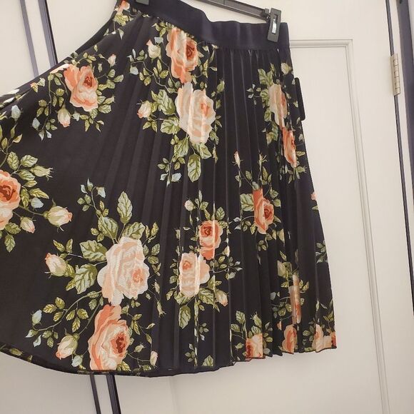 Pleated A-line floral print skirt​ - Picture 2 of 3
